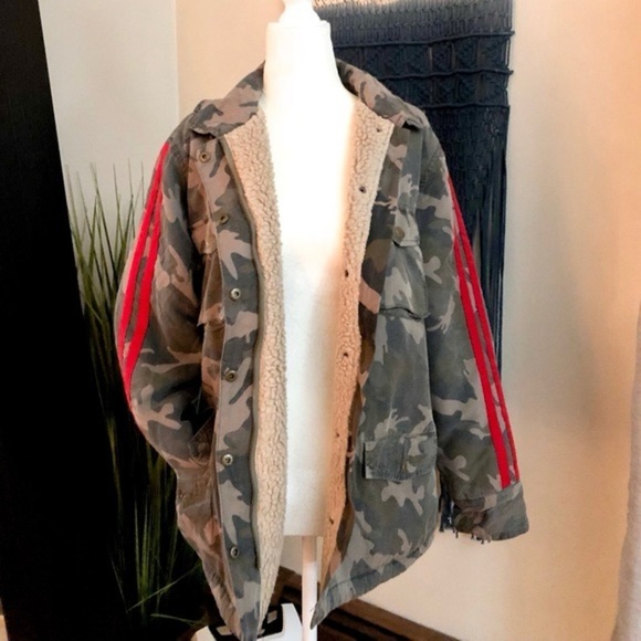 Vintage Havana Jackets & Blazers - Vintage Havanna Faux Fur-Lined Track Stripe Camo Jacket